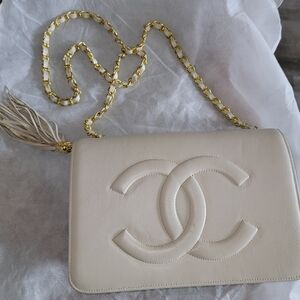 Chanel Ivory Quilted Leather Shoulder Bag with Gold Chain